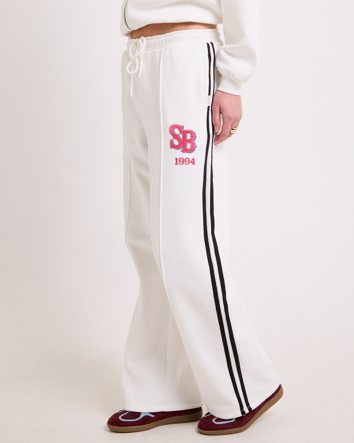 Subtitled Emblem Baggy Trackpants WHITE