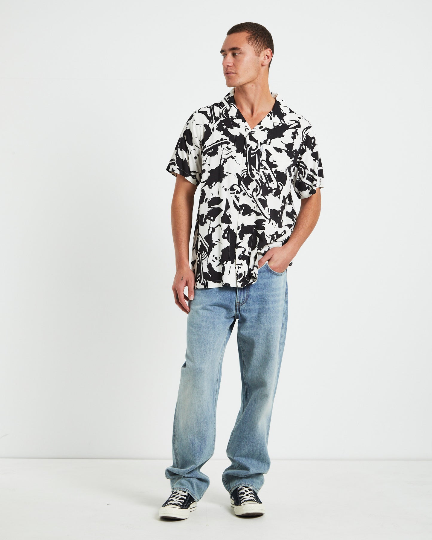 Mandiball Short Sleeve Shirtin Black