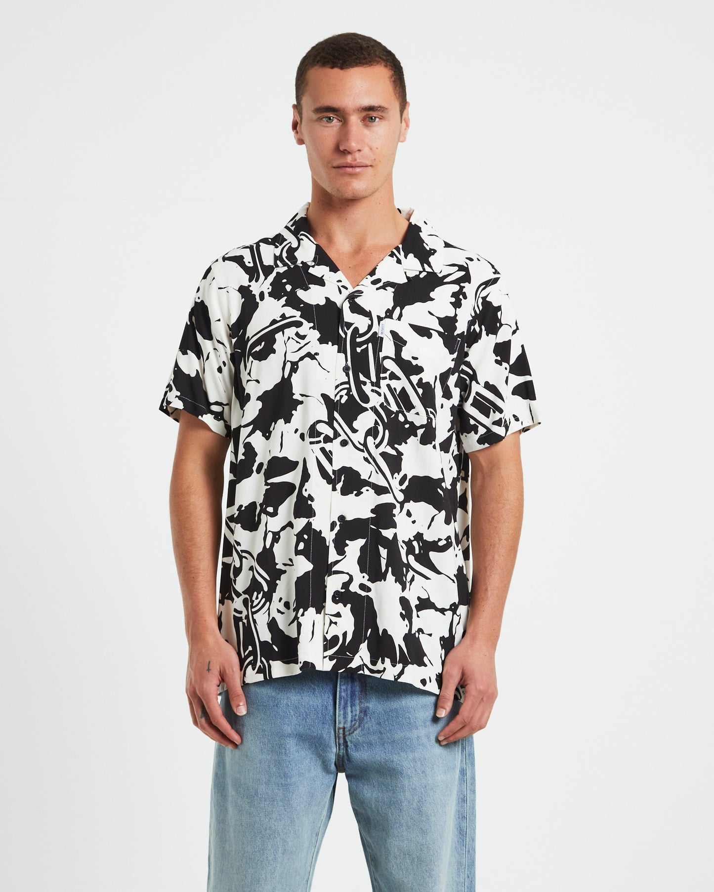 Mandiball Short Sleeve Shirtin Black