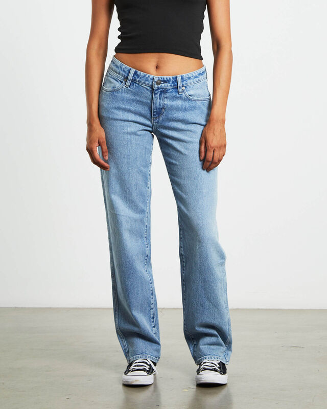 Low Rise Claudia Straight Denim Jeans in Cloudy Blue, hi-res image number null