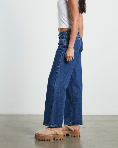 A 99 Low & Wide Jeans in Chantell Organic Blue