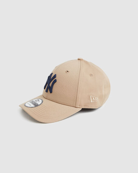 9Forty New York Yankees Cap in Camel
