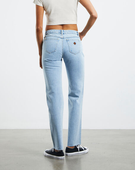 A 99 Low Rise Straight Jeans Walkaway Blue