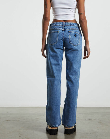 A 99 Low Rise Straight Jeans Katie Organic Blue