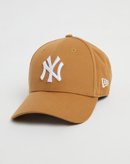 9Forty New York Yankees Cloth Strap Cap in White